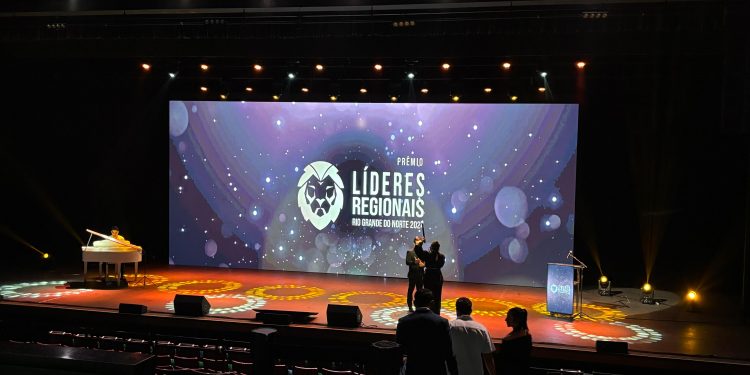 Diretora da TCM é destaque em evento Líderes do Rio Grande do Norte