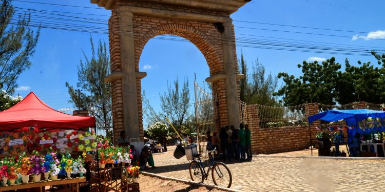 Cemitérios funcionam em horários estendidos neste feriado de Finados