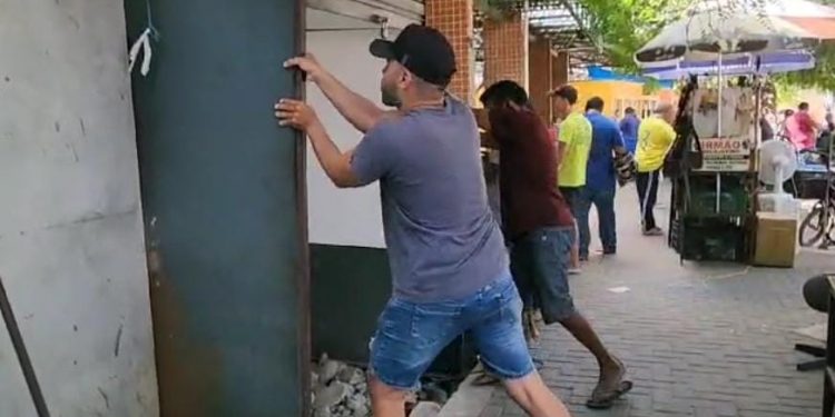 Comerciantes reclamam da retirada de boxes do Vuco Vuco