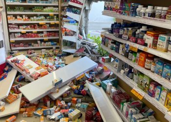 Carro derruba parede de farmácia na Avenida João da Escóssia