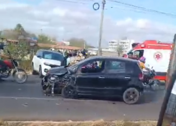 Três veículos se envolvem em acidente na Leste Oeste