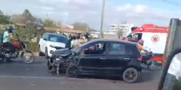 Três veículos se envolvem em acidente na Leste Oeste