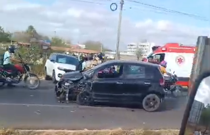 Três veículos se envolvem em acidente na Leste Oeste