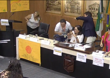 Paciente arremessa cadeira durante audiência pública sobre saúde mental em Natal