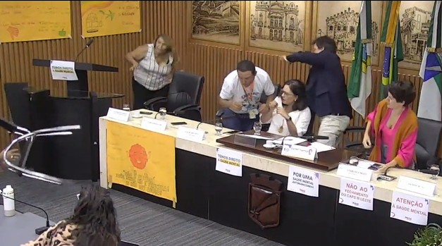 Paciente arremessa cadeira durante audiência pública sobre saúde mental em Natal