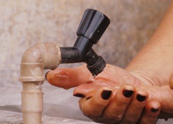 “Se eu infartar a culpa é da Caern”, protesta moradora do Abolição 4