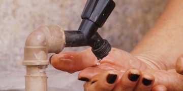 “Se eu infartar a culpa é da Caern”, protesta moradora do Abolição 4