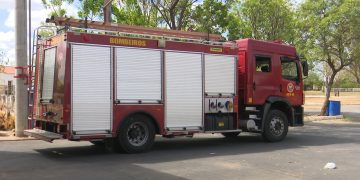 Bombeiros resgatam criança trancada em veículo no bairro Planalto 13 de Maio