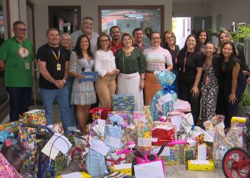 Colaboradores da TCM aderem à campanha Papai Noel dos Correios e entregam presentes