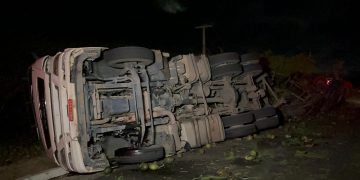 Acidente envolvendo caminhões e veiculo deixa uma pessoa morta na BR-304