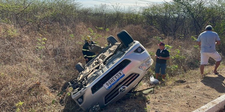 Veículo capota na BR-304 em Mossoró