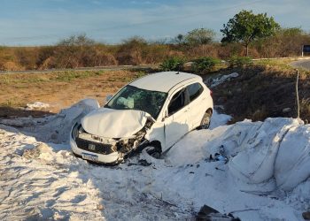 Motorista perde o controle e capota na rotatória de acesso à Fortaleza