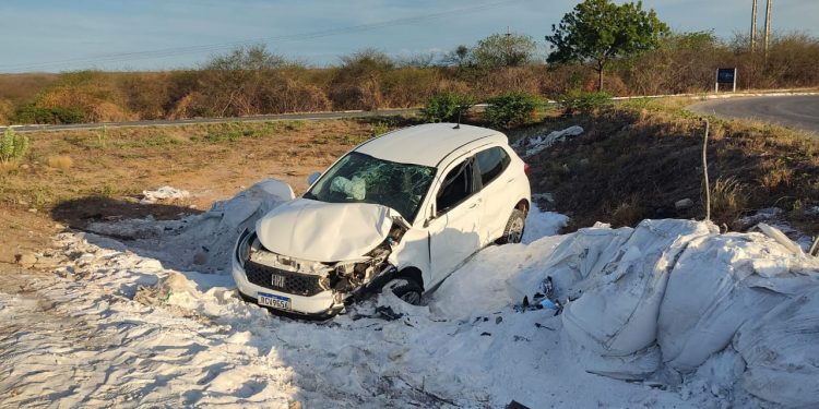 Motorista perde o controle e capota na rotatória de acesso à Fortaleza