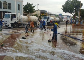 Após reclamações, Prefeitura realiza limpeza na praça da Catedral