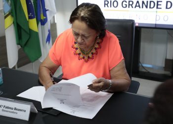 Governadora sanciona leis que ampliam recurso para fundo da pobreza e reduz IPVA