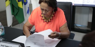 Governadora sanciona leis que ampliam recurso para fundo da pobreza e reduz IPVA