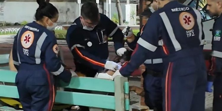 Mulher em situação de rua é baleada na praça do Museu Lauro da Escóssia