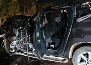 Acidente com caminhonete e carreta deixa feridos na BR-304