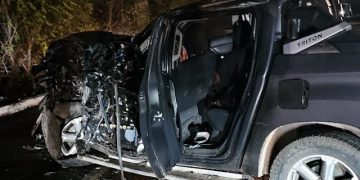 Acidente com caminhonete e carreta deixa feridos na BR-304