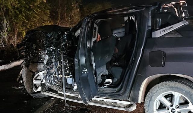 Acidente com caminhonete e carreta deixa feridos na BR-304