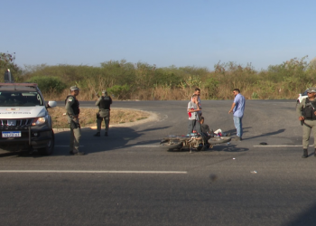 Motociclista de aplicativo e passageiro ficam feridos em acidente na BR-304