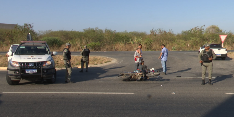 Motociclista de aplicativo e passageiro ficam feridos em acidente na BR-304