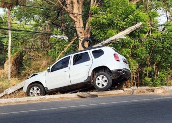 Carro atravessa meio-fio e bate em poste na Av. Leste Oeste