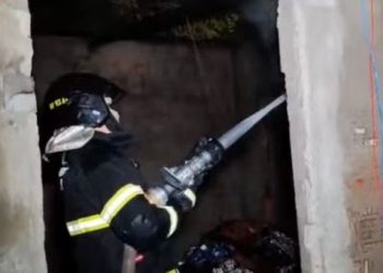 Bombeiros combatem incêndio em depósito de cigarros, em Assú