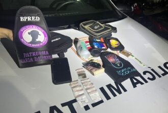 Patrulha Maria da Penha e Ronda Escolar prendem dupla suspeita de tráfico de drogas em Grossos