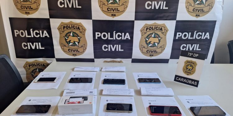 Polícia Civil devolve celulares recuperados de furtos e roubos em Caraúbas