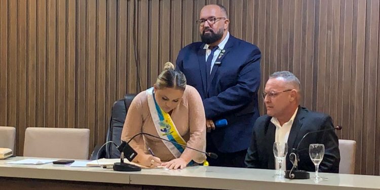 Prefeita Cinthia Sonale e vereadores tomam posse em Grossos