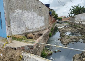 Moradores cobram limpeza de canal no bairro Barrocas