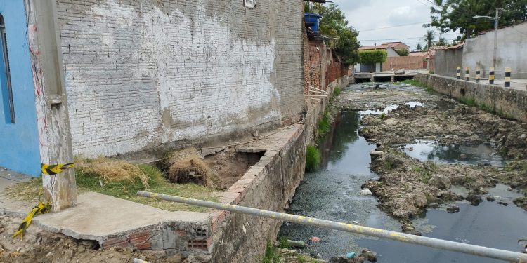 Moradores cobram limpeza de canal no bairro Barrocas