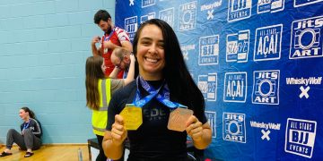 Lutadora mossoroense é campeã de jiu-jítsu na Inglaterra