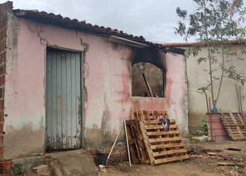 Mulher morre carbonizada em incêndio no Parque Universitário; filho consegue se salvar