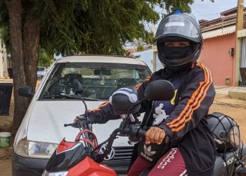 Mulher no comando: dona de casa dirige moto por aplicativo e atende público feminino