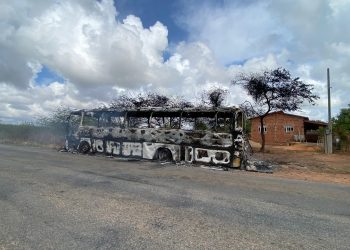 Ônibus é destruído por incêndio na Estrada do Melão em Mossoró