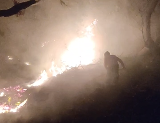 Combate a incêndio na Pedra do Chapéu, em Tibau, já dura mais de 20 horas