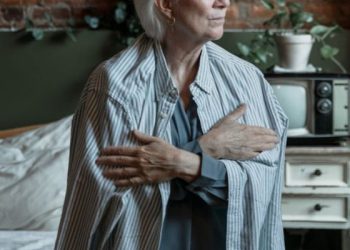 Justiça determina afastamento de filho acusado de agredir mãe idosa em Mossoró