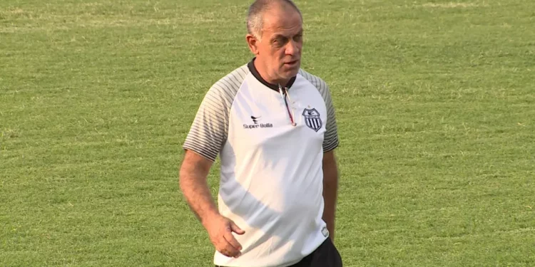 Apalavrado com o Baraúnas, técnico Celso Teixeira acerta com o Central-PE