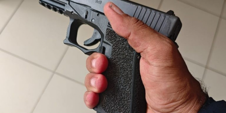 PRF apreende pistola de fabricação norte-americana e detém condutor na BR-304, em Lajes
