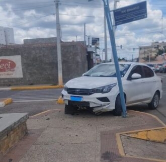 Dupla é presa após realizar assalto e bater veículo no Centro de Mossoró