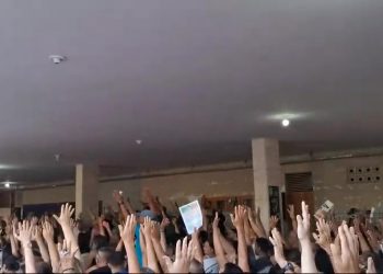 Professores aprovam greve por tempo indeterminado na rede estadual