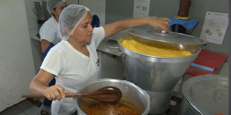 Após paralisação e notificação do Governo, JMT realiza pagamento às merendeiras