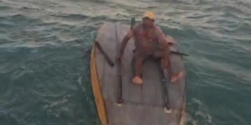 Pescador de Grossos é resgatado após ficar 14 horas em alto-mar