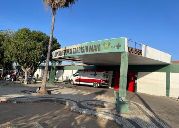 Mulher dá à luz na porta do Hospital Tarcísio Maia, em Mossoró