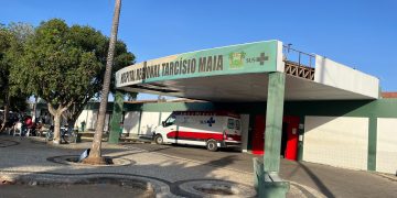 Mulher dá à luz na porta do Hospital Tarcísio Maia, em Mossoró