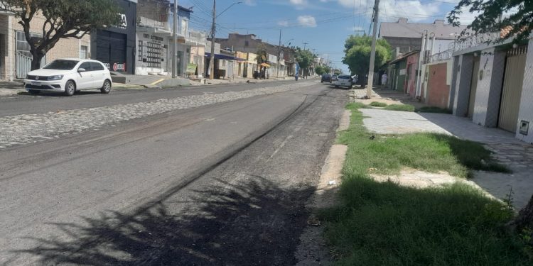 Concluída primera etapa de retirada de asfalto da Alberto Maranhão
