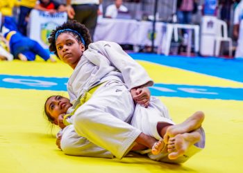Projeto oferece aulas gratuitas de judô e wrestling para alunos de escolas públicas