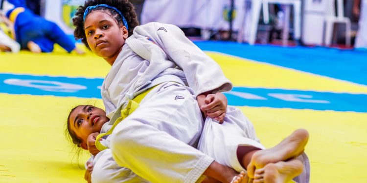Projeto oferece aulas gratuitas de judô e wrestling para alunos de escolas públicas